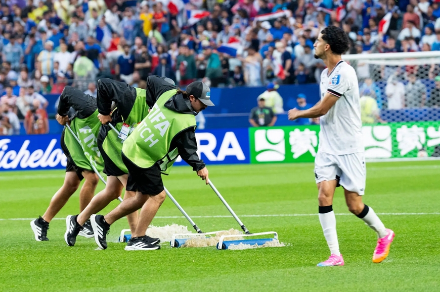 Gallery - 	Cổ động viên đội mưa xem các trận đấu World Cup - image 3